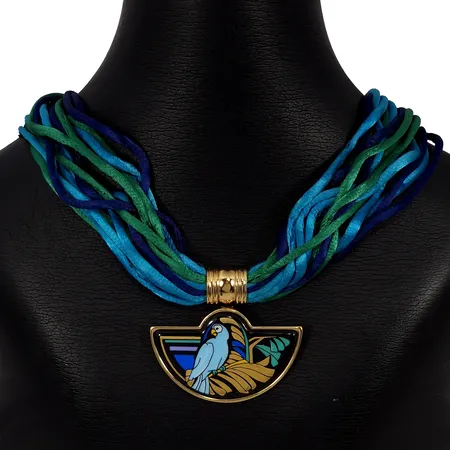 Collier, design Michaela Frey Team, förgylld metall, hänge mått 47x31 mm (avtagbart), originalband i textil, längd 39-46 cm, vikt 37,6 gram