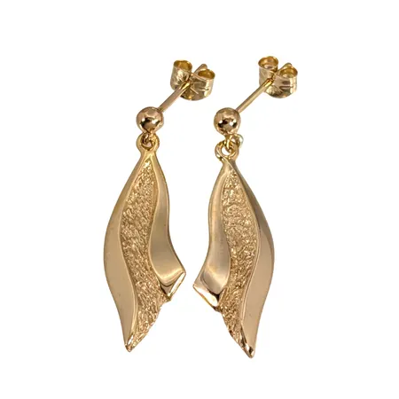 Örhängen, 18K guld, delvis strukturmönstrad modell, storlek 8x30 mm, originalploppar, ett av örhängena defekt - mycket sliten ögla till hängets del Vikt: 3,5 g