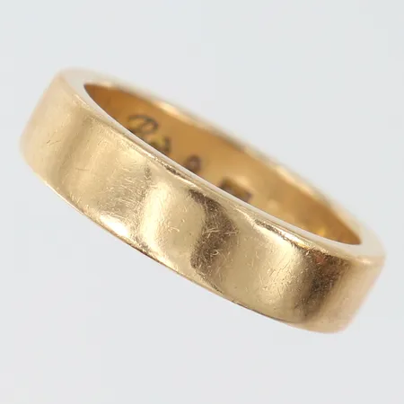 Ring, stl 19¾, bredd ca 5,6mm, repig, gravyr, 18K Vikt: 11,8 g