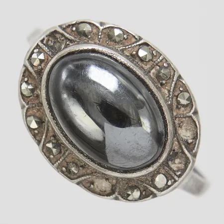 Ring med hematit samt markasiter varav några saknas, Ø20¼, bredd: 1,6-13,7mm, silver, 830/1000 Vikt: 5,2 g