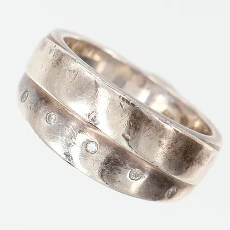 Ring med vita stenar, stl: 17¼, bredd 4,5-9mm, GHA, Silver 925/1000.  Vikt: 5,8 g
