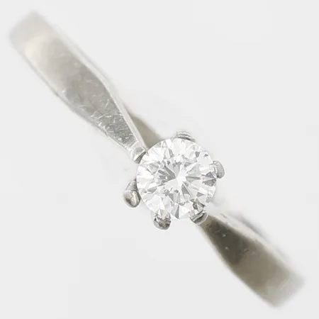 Ring med diamant 0,22ct enligt gravyr TW(F-G)/P1, stl: 16¾, bredd: 2-4mm, certifikat från Stjärnringen 1977, nedslitna klor, lös i fattning, 18K vitguld Vikt: 2 g