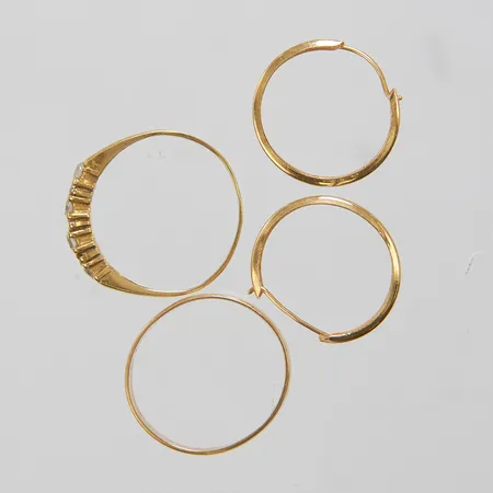 Diverse guld, skevt, buckligt, stenar, gravyr, 18K, bruttovikt 4,0g Vikt: 4 g