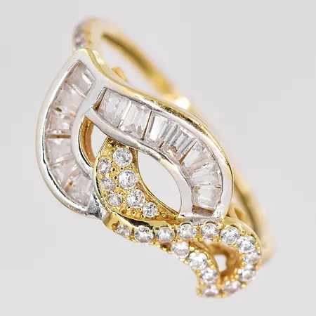 Ring med vita stenar, stl 17¾, bredd ovandel 11mm, 18K Vikt: 2,9 g