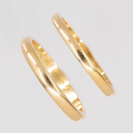 2 Ringar, stl 18, personligt graverade, 18K Vikt: 5,4 g