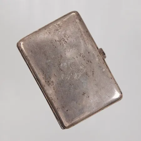 Cigarettetui ca 56x51mm, monogram, gravyr, saknar band, åldersbetingat, silver, Vikt: 53,9 g