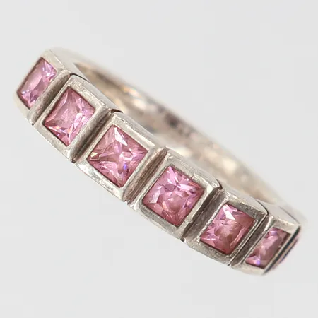 Ring med vita stenar, stl: 16½, bredd 3,2-4,5mm, Silver 925/1000. Vikt: 4,5 g