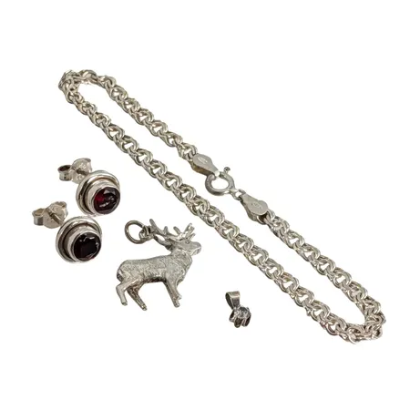 Silversmycken, Armband Bismarck, längd 18,5 cm, bredd 4,2 mm, Örhängen, ett par, röda stenar, Ø9,5 mm, originalploppar, Hänge, vit sten, längd 8,5 mm, Hänge "Ren", längd inkl. ögla 22,5 mm, bredd 20 mm Vikt: 11,4 g