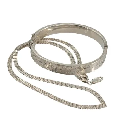 Halsband och Armring, silver (halsband stämplad 925/1000), bruksmärken, slitage/bristning (i halsbandet), säkerhetskedja till armring medföljer  Vikt: 25,9 g