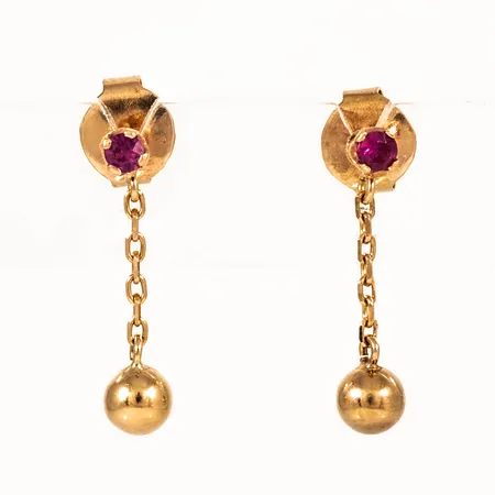 Hängande örhängen i 18K guld med rosa stenar. De är 2,5 - 4 mm breda, 17,5 mm långa och väger 1,1g.