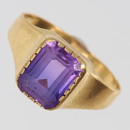 Ring med troligen Ametist, stl: 18½, bredd 2,1-10mm, 18K. Vikt: 3 g
