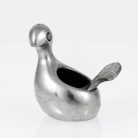 Liten Saltripa i tenn med sked. Höjd 25 mm. Vikt: 20,0g.