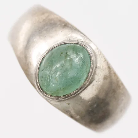 Ring med cabochonslipad grön sten, stl 18½, bredd 5-11mm, slitage, sten med nagg, 925/1000 silver. Vikt: 8,3 g