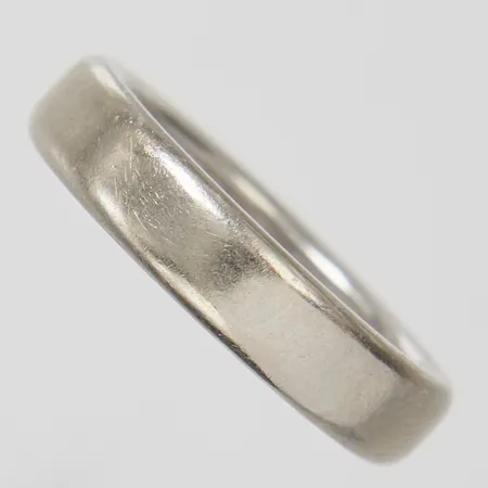 Ring slät, stl14¾, bredd 4mm, gravyr, vitguld, 18K Vikt: 5,8 g