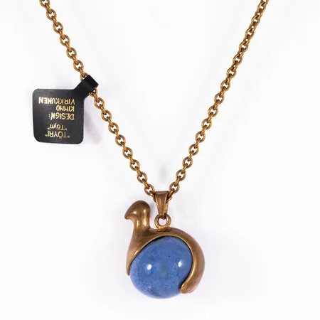 Hänge "Ripa" i brons med blå keramik: Design Kimmo Virkkunen för Kalevala Koru, Finland. Hänget är 21mm brett, 28 mm långt inkl. ögla och kedjan 70 cm lång. Vikt: 17,9g.