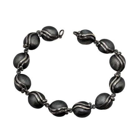 Armband, silver, oxiderad modell med blanka detaljer, längd 19 cm, bredd 10,5 mm, oidentifierad (svag/otydlig) tillverkarstämpel Vikt: 18,7 g
