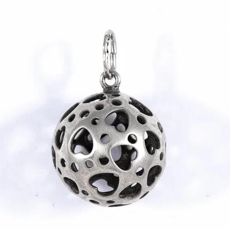 Hänge Kula i silver med genombrutet hjärtmönster. Det är Ø 16,5 mm och väger 3,5g.