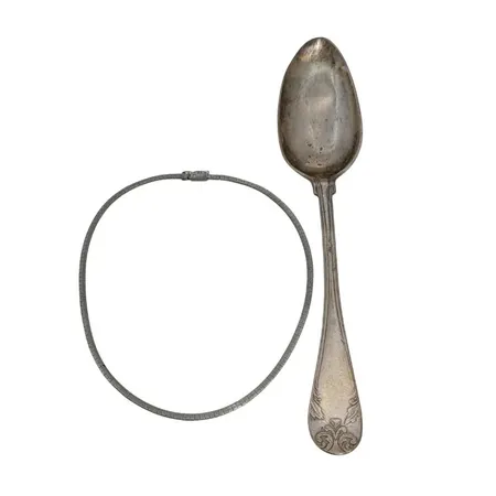 Diverse silverföremål, 2 delar, bruksmärken, defekter, gravyr Vikt: 67,8 g