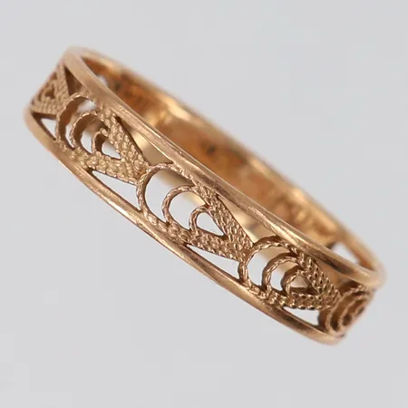 Ring med dekor, stl: 19½, bredd 4,6mm, bucklig/skev, 14K. Vikt: 1,9 g