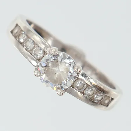 Ring med vita stenar, stl 18, bredd ca2-6mm, 925/1000 silver Vikt: 3,1 g