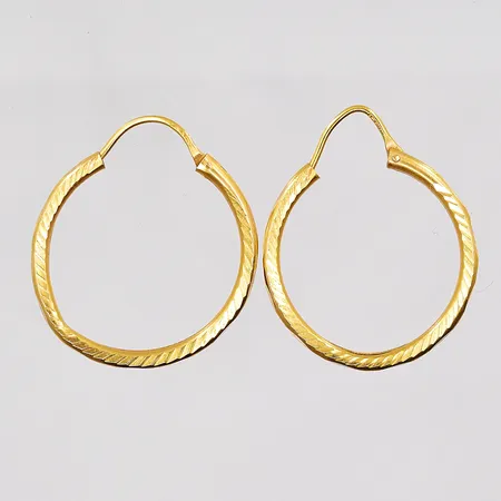 Ett par örhängen, Ø 28mm, ihåliga, defekt, klämd skena, 21K Vikt: 4,2 g