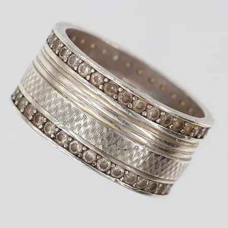 Ring med vita stenar, stl 163½, bredd ca 9mm, gravyr, 925/1000 silver Vikt: 5 g