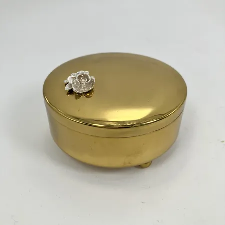 Nipperask Kristina No 52 Skultuna Ø7,5cm, höjd 4,4cm inklusive dekor, i skadat plastetui, mässing.