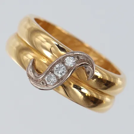 Ring med diamanter ca 3 x 0,02-0,03ct, stl 16¼, bredd ca 6,5mm, gravyr, Kihlström Oscar, ca år 1949, 18K Vikt: 9,1 g