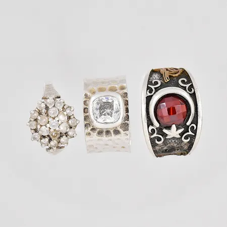 3 Ringar, stl 18-20½, defekt sten saknas, dekor saknas, silver Vikt: 23,5 g