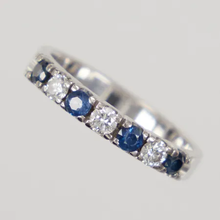 Ring med safirer och diamanter 3x ca 0,07ct, stl 16½, bredd 2,9mm, Schalin vitguld, 18K Vikt: 3,6 g