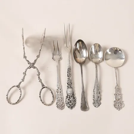 Sex bestickdelar, olika modeller, länd 11-16cm, olika silverhalter, mestadels 830/1000 silver. Vikt: 108,7 g