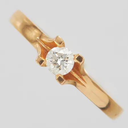 Enstensring med diamant 1 x 0,25ct enligt gravyr, Ø17¼, bredd: 2,2-4,7mm, ograverad, 18K Vikt: 4,1 g