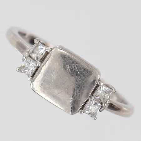 Ring med vita stenar, stl: 17, bredd 1,4-7mm, Silver 925/1000.  Vikt: 1,6 g