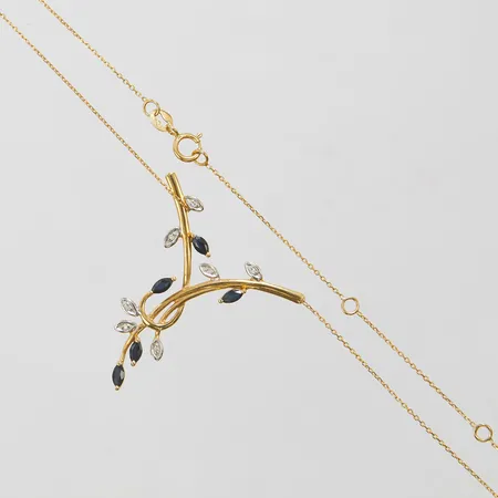 Collier med safirer samt diamanter 7 x ca.0,005ct, 8/8-slipade, längd: 42,2-48,7cm, bredd: 0,5mm, GHA, 18K Vikt: 3,1 g