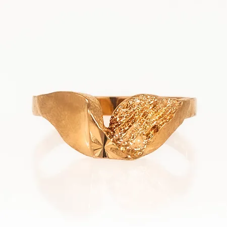 Ring i 18K guld med vildmarksmönster. Den är i storlek 17¼, är 2 - 7 mm bred och väger 2,0g. Stämplad RO (Rosin Smycken AB, Årsta), 18K.