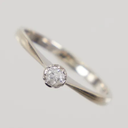 Ring med vit sten stl 19, bredd 2,2-4,3mm, GFAB, vitguld 18K Vikt: 2,5 g