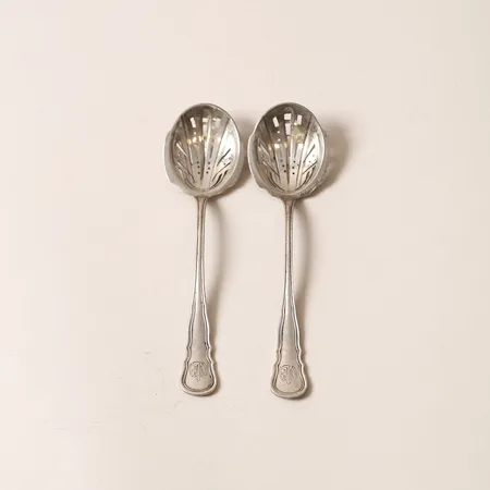 Två Ströare, modell Hallbergs Chippendale, längd: 13,5cm, monogram, CG Hallberg, Stockholm år 1916, 830/1000 silver. Vikt: 41,3 g