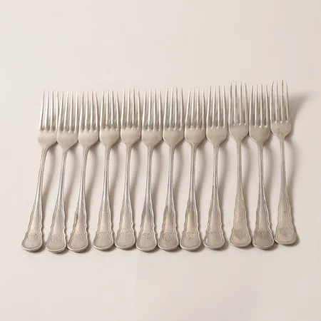12 Förrättsgafflar, modell Hallbergs Chippendale, längd: 14,5cm, monogram, CG Hallberg, Stockholm år 1916-1932, 830/1000 silver. Vikt: 237 g