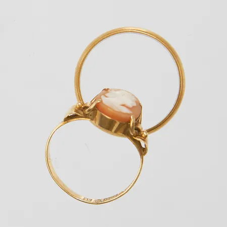 2 Ringar, personlig gravyr, missfärgad, skev, snäckskalskamé, svenska stämplar, 18K Vikt: 5,4 g