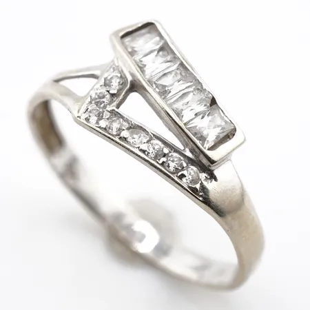 Ring m vita stenar, vitguld, stl 18½(57), bredd 9mm, 14k Vikt: 1,4 g