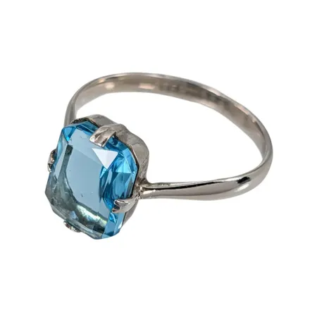 Vintage Ring, stämplad STERLING SILVER, blå sten, Ø17¾ mm, skena bredd 2,2 mm, dekor 11x9 mm, svensk kontroll/importstämpel på skenans utsida, sten utan anmärkning Vikt: 1,8 g