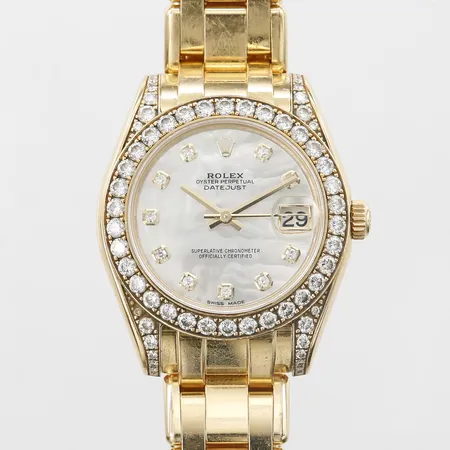 Damur Rolex Oyster Perpetual Lady Datejust Pearlmaster, 18K, automatisk, ref-nr: 81158, serie-nr:038H112, Ø34mm, armband inklusive boetten 18cm, diamantindex/diamantkrans samt diamant på hornen, pärlemorurtavla, kaliber:2308, verk-nr:1396E931, boett-nr:2308, repig, inga tillbehör, bruttovikt 139,7g.