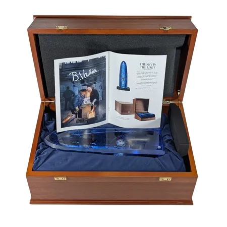 Glaskonst Skulptur, Bertil Vallien, "The Sky Is The Limit", modell som halvbåt, höjd 31 cm, bredd 9,5 cm, djup 9 cm, framtagen för utmärkelsen "För Nit Och Redlighet I Rikets Tjänst", signerad, märkt i botten - 7520062 KOSTA BODA, etikett, vikt 2500 gram, förvaras i originalschatull (mahogny) med tillhörande informationsfolder, mycket fint skick (nyskick) utan anmärkning, schatull mått 42x22x24 cm, vikt omkring 7600 gram inkl. schatull Skickas med postpaket.