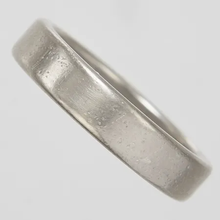 Ring slät, stl19½, bredd 5mm, repig, gravyr, vitguld, 18K Vikt: 9,8 g