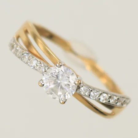 Ring med 13 vita stenar, stl 18 bredd 5mm, 18K 2,3g totalt