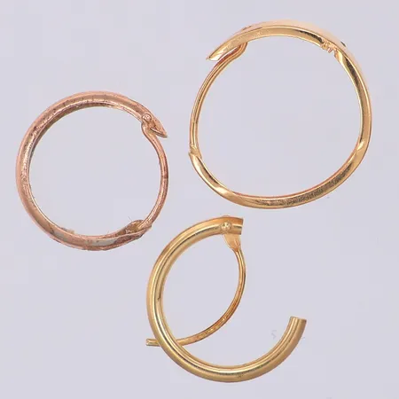 Diverse skeva udda örhängen, 18K Vikt: 0,7 g