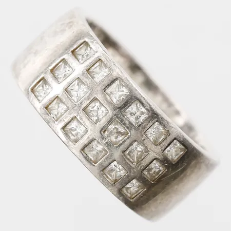 Ring med vita stenar, stl: 18¾, bredd: 10mm, ESPRIT, bruksslitage/repor, 925/1000 silver. Vikt: 12,9 g