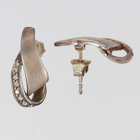 Ett par örhängen med vita stenar, 18,5x9mm, Silver 925/1000. Vikt: 3 g