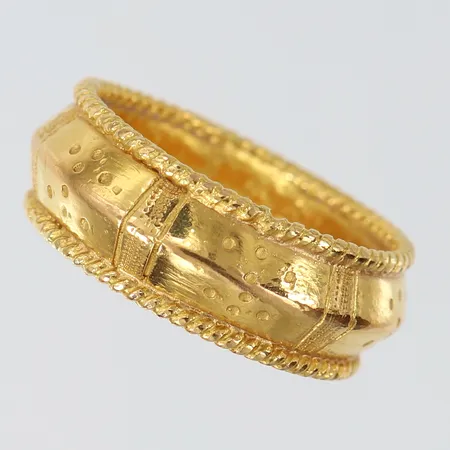 Ring, stl 21½, bredd ca 8,5mm, repig insidan, 21K Vikt: 13,2 g