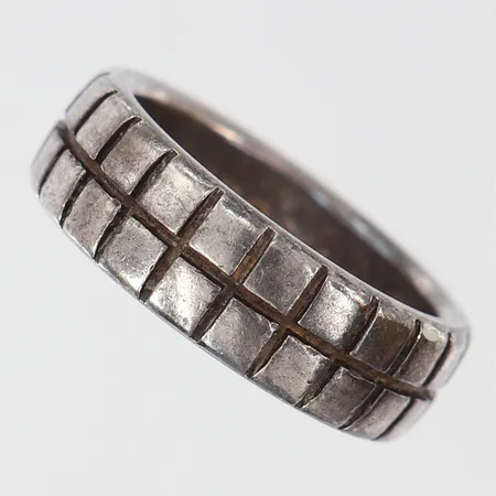 Ring, stl 15¾, bredd ca 6mm, gravyr, 925/1000 silver Vikt: 5,9 g